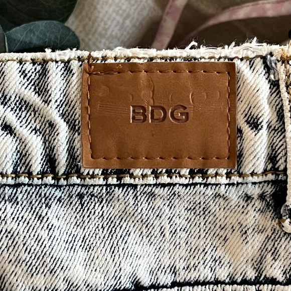 BDG Acid Wash High-Rise Lou Denim Hi-Low Shortie Cut Off Distressed Shorts 32 - Picture 8 of 9
